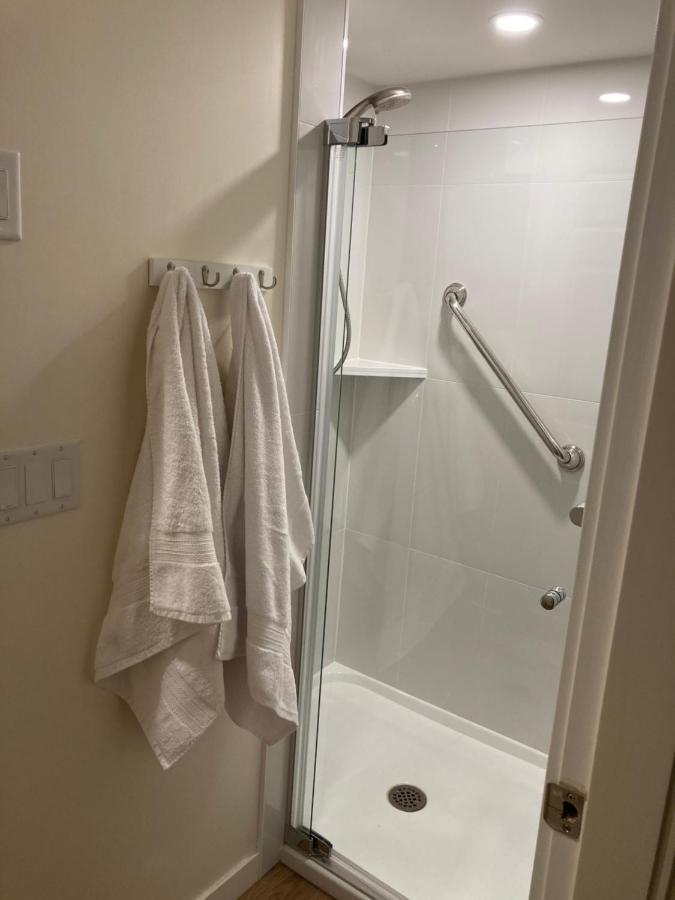 Bright Poolside Walkout Two Bedroom Basement Suite In The Okanagan Penticton Eksteriør billede