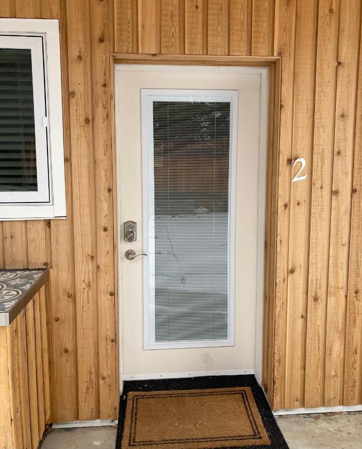 Bright Poolside Walkout Two Bedroom Basement Suite In The Okanagan Penticton Eksteriør billede