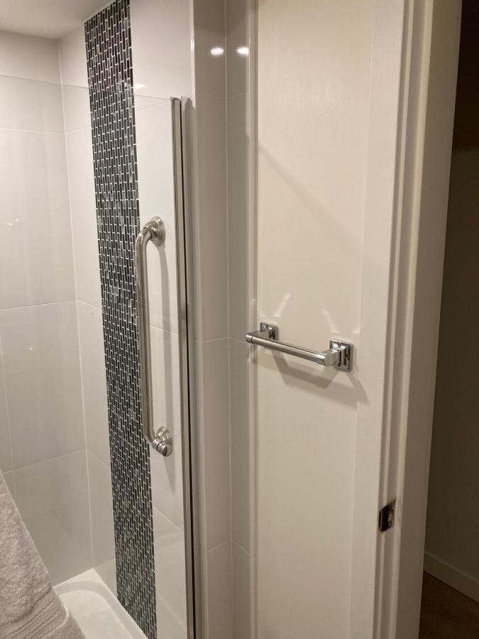 Bright Poolside Walkout Two Bedroom Basement Suite In The Okanagan Penticton Eksteriør billede