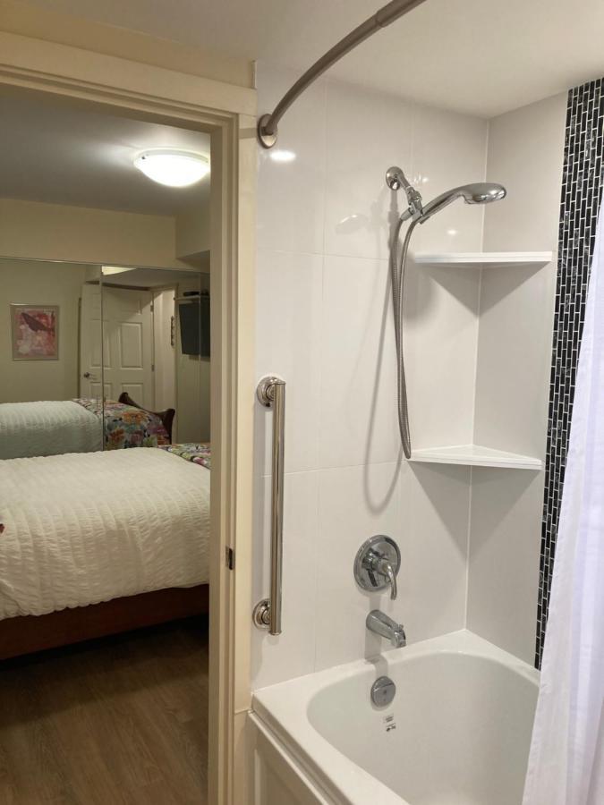 Bright Poolside Walkout Two Bedroom Basement Suite In The Okanagan Penticton Eksteriør billede