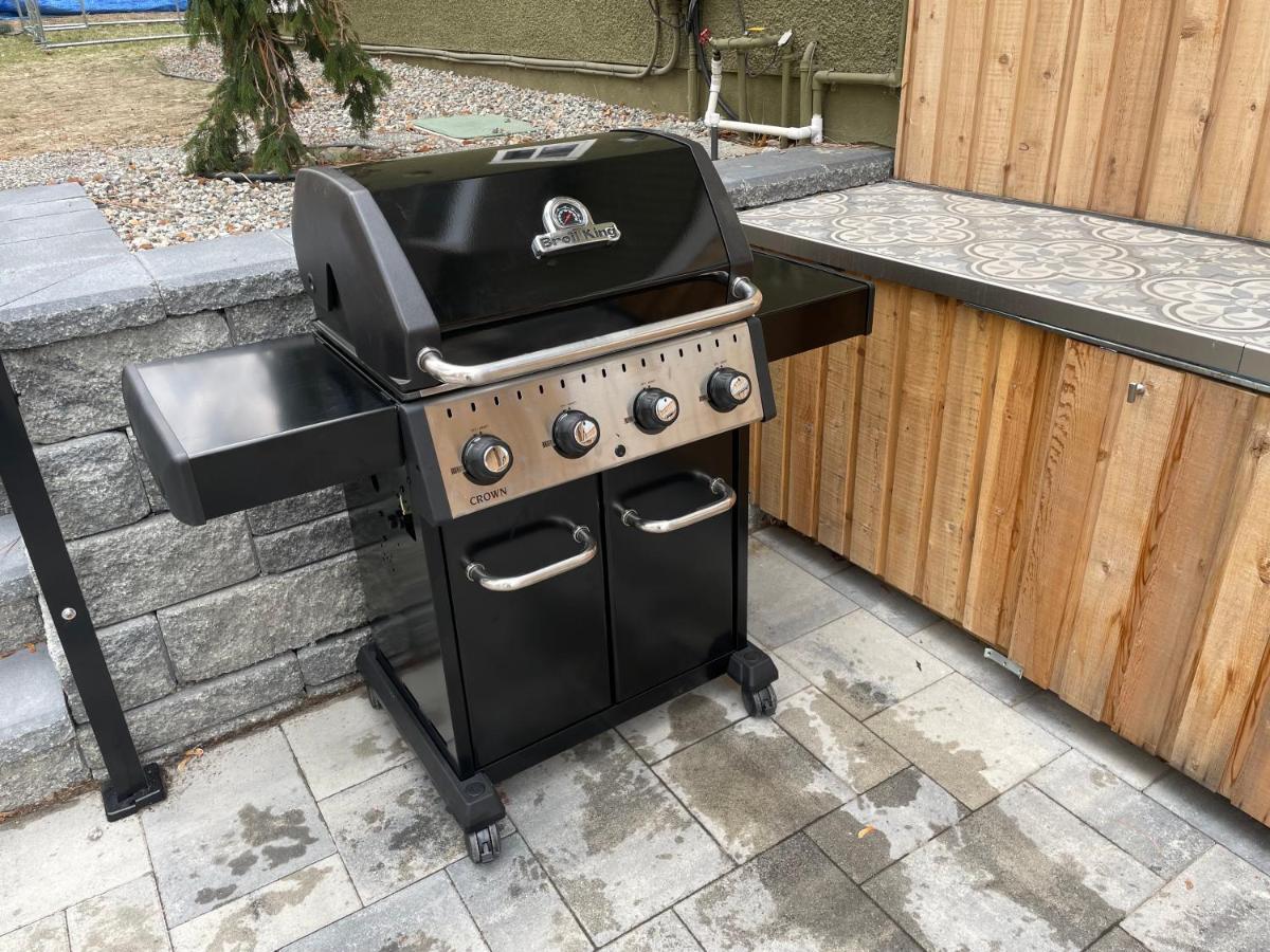 Bright Poolside Walkout Two Bedroom Basement Suite In The Okanagan Penticton Eksteriør billede