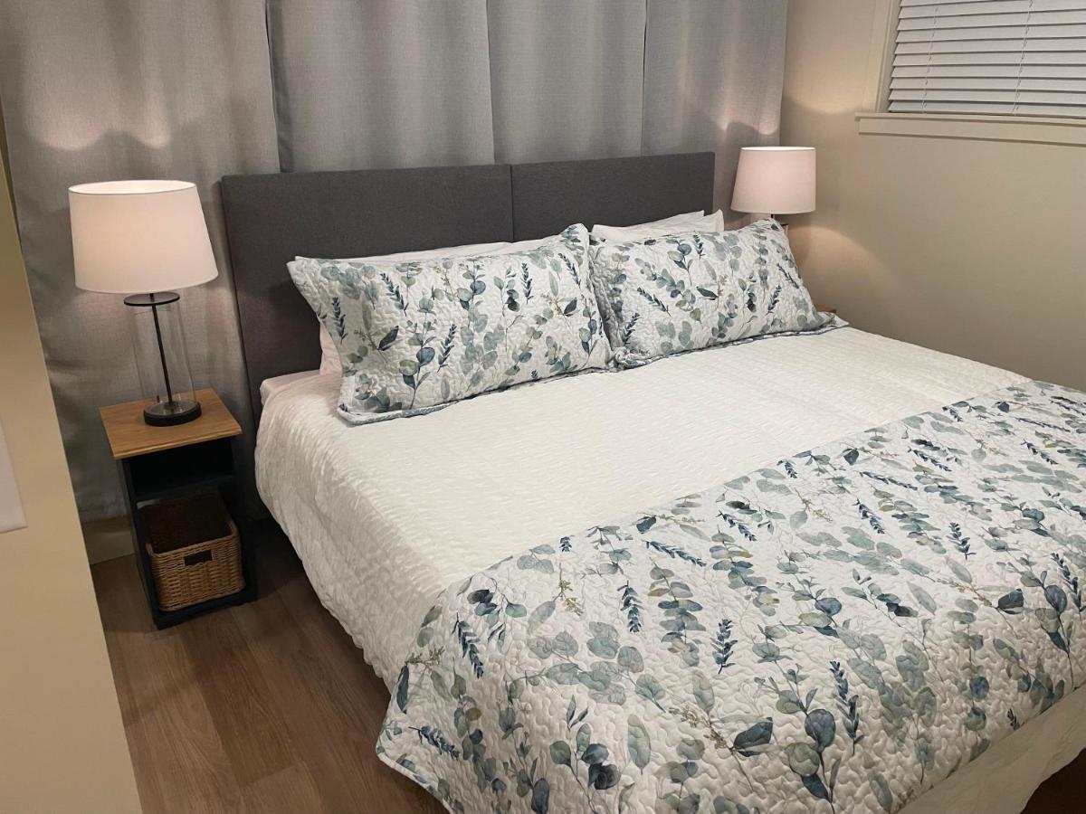 Bright Poolside Walkout Two Bedroom Basement Suite In The Okanagan Penticton Eksteriør billede