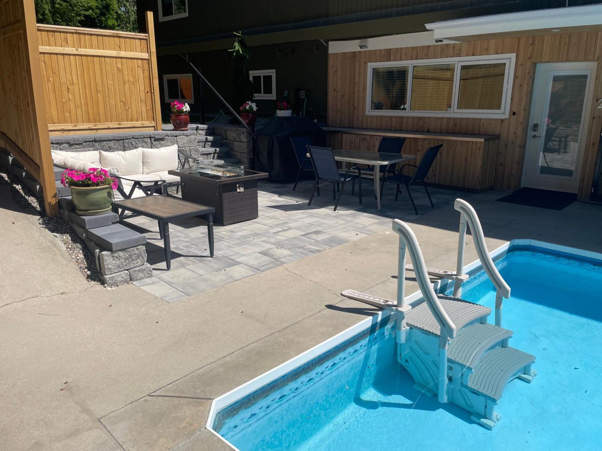 Bright Poolside Walkout Two Bedroom Basement Suite In The Okanagan Penticton Eksteriør billede